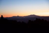 Blick zu den Vulkanen Tongariro (rechts) und Mt. Ngauruhoe (das andere rechts)