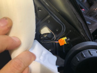 Das Airbagkabel verlegen
