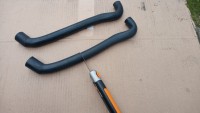 Zwei dieser Entlüftungsleitungen (VAG) habe ich verwendet. Eine wird mit dem Messer getrennt und auf einem Rohrverbinder 180° verdreht wieder zusammengesteckt. Danach mit Schrumpfschlauch überzogen, verklebt und abgedichtet.