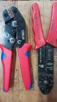 Die einfache Knipex, die mir immer treue Dienste geleistet hat, wenn es um unisolierte Kontakte geht. Daneben die Zange mit Wechseleinsätzen für diverse Steckergrößen.