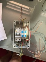 Die Sicherungsbox mit aufgröselten Kabeln