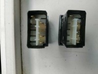 Rückseite mit je vier Pinnen