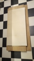 Nachdem die XPS-Platten an ihrem Platz im Klebebett sind, ab auf den Fußboden mit den Platten. Ein Brettchen als Zwischenlage drauf...
