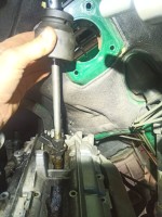 ..schnell einen Gleithammer aus der Vorkriegs-NSU Hinterachse gebaut, die auch ein M14x1,0 Gewinde hat...dazu ausreichend eingeheitzt...ging es trotzdem nur Millimeter Weise heraus!!