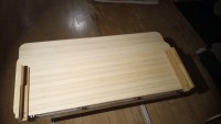 IMG_20220303_212813_121.jpg (56.43 KiB) 7429 mal betrachtet Die Tischplatte ist nun in Richtung unterer Bildrand verschoben worden. Die kleinen Messinghaken rasten dabei ein. Dadurch entsteht im oberen Bildbereich ein Durchgang neben dem Tisch.