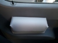 ...und mit Kunstleder bezogen. Die fertigen Armstützen sind mit je einem Streifen 3M VHB an den Unter- und den oberen Rückseiten an die vorher mit Alkohol abgeriebenen Türverkleidungen geklebt, und lassen sich ggf. rückstandsfrei wieder ablösen - und bequem sind sie auch. Allerdings ist das "hellgrau" des Kunstleders leider etwas zu hell für das deutlich dunklere hellgrau der Türverkleidungen...;-)