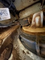 Kann das der Anschluss für die Pumpe im Tank sein?<br /><br />Falls ja, wie bekomme ich den ab?