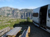 Norwegen, gegenüber vom Preikestolen