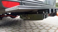 An der Seitenwange sind die zusätzlichen Bohrungen der AHK zu sehen. Dort dienen die blank verzinkten Schrauben / Muttern zur Befestigung der Winkel, die dahinter das ITEM-Profil halten.