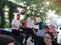 Tanzende Kellner mit Gästen