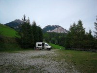 IMG_20230903_190345.jpg (178.84 KiB) 3278 mal betrachtet Total überfüllter Stellplatz in St. Vigil