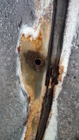 IMG_20231107_135629_673.jpg (232.4 KiB) 6635 mal betrachtet Eines der beiden Löcher oben im Radkasten, die mit Gummistopfen verschlossen sind: flächiger Rostansatz ringsum
