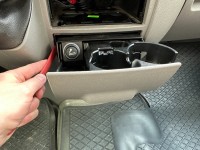 Cup-Holder mit Zigarettenanzünder ausbauen mit Plastikhebel