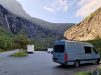 An diesem Parkplatz war Schluss, hinten kann man aber die Straße sehen