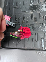 So sieht der Stecker am Sitz aus