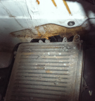 Montageplatz Batteriehalterung mit unzugänglicher Schraubenposition