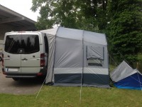 Vorzelt mit Auto hinten rechts.JPG