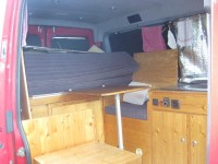 Bettt und Sitzgelegenheit. Die &quot;Rückenlehnen&quot; werden nach unten geklappt und das Bett dannüber die Sitzgelegenheit wie mit einer Schublade darüber gezogen.