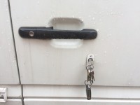 Schloss an linker Schiebetüre.