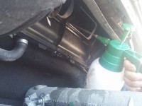 Spülwassergabe durch Lufteinlaß (Motorraumseite)